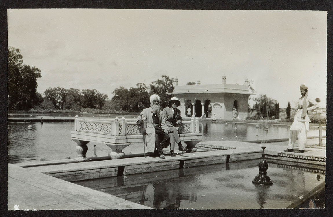 Baktay Ervin és Umrao Singh Sher-Gil Lahórban, a Sálímár Bágh díszkertben, 1927. HMA, ltsz.: Ad/5756.4.136