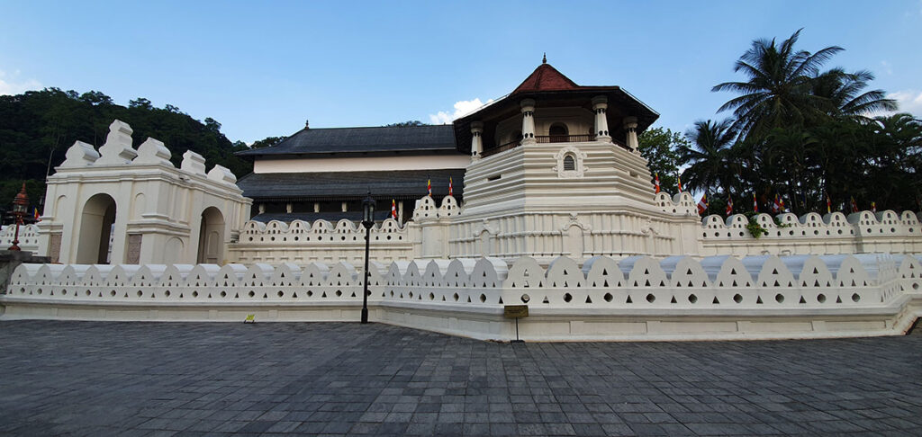A Buddha fog ereklyéjének temploma, Kandy. Fotó: Dr. Toperczer István
