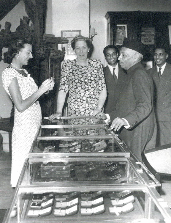 Lady Mountbatten, az utolsó indiai alkirály felesége, és Schwaiger Ilona. Szemben Manick Chand Backliwal, a háttérben pedig két fia, Sultan Singh és Bahadur Singh. 1944–47 körül. Magántulajdon