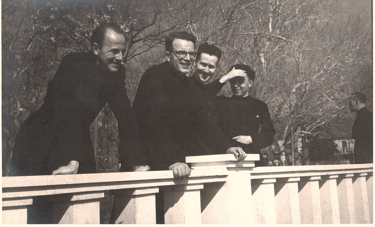 Rendtársaival, Örsy Lászlóval, Héjja Gyulával és P.Latourelle kanadai jezsuitával (1955)