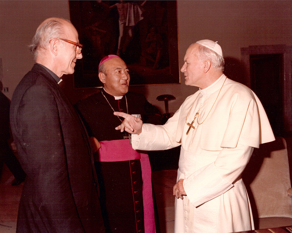 Hamao jokohamai püspök titkáraként II. János Pál pápával
