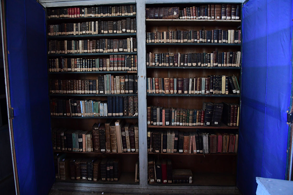 A szamosújvári könyvtár egyik szekrénye Orient Projekt – Marian Iancau