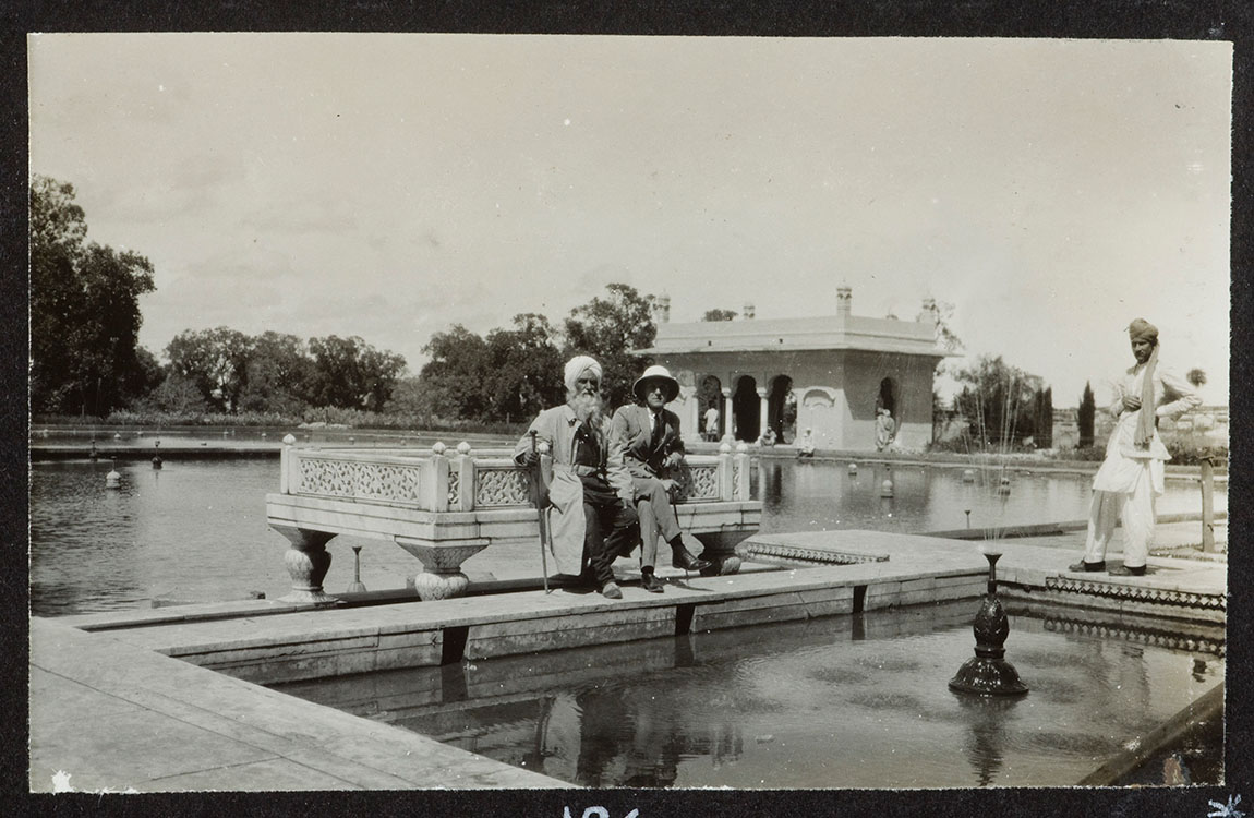 Baktay Ervin és Umrao Singh Sher-Gil Lahórban, a Sálímár Bágh díszkertben, 1927. HMA, ltsz.: Ad/5756.4.136