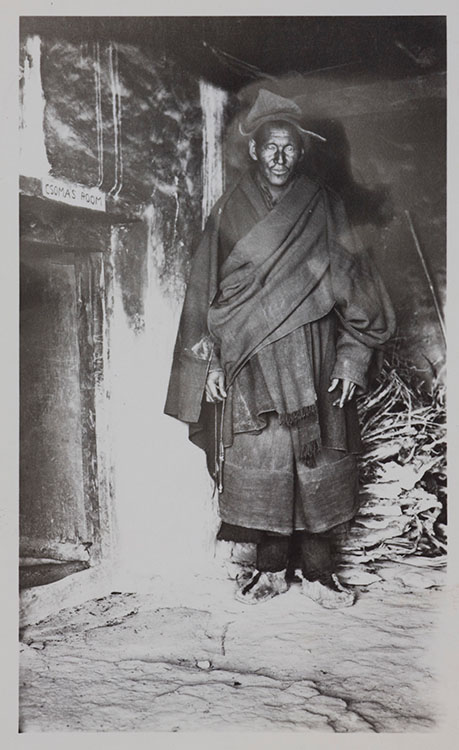Kőrösi Csoma Sándor szobájának Baktay által megjelölt bejárata, a cella akkori lakójával. Baktay Ervin felvétele, 1928. HMA, ltsz.: F 2013.79