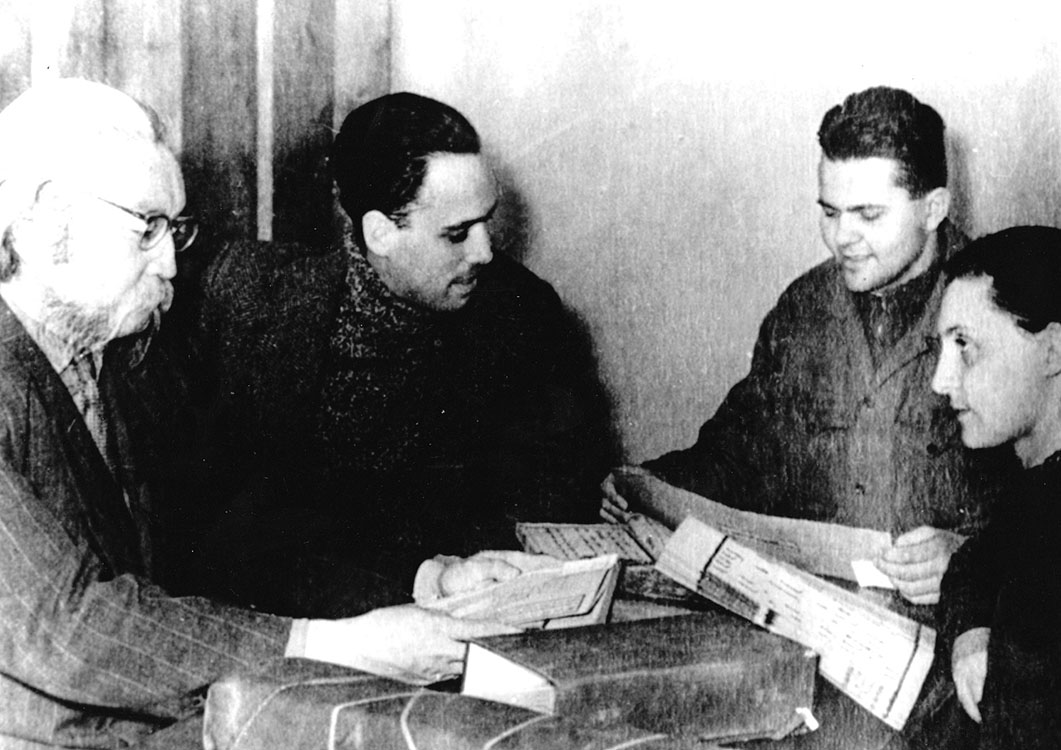 Byambiin Rinchen (Bjambín Rincsen), Róna-Tas András, Kara György és Uray Katalin. Valószínűleg a magyar orientalisták első, 1957-es mongóliai útján készült felvétel.