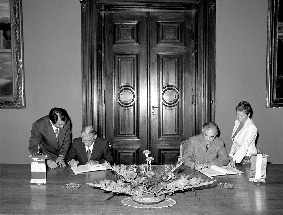 Pál Lénárd, az MTA főtitkára és Badzaryn Syrendev, a Mongol Tudományos Akadémia elnöke augusztus 7-én aláírják az MTA és a Mongol Tudományos Akadémia 1981-85-re szóló tudományos és együttműködési munkatervét. Budapest, 1980. augusztus 7. MTI Fotó: Pólya Zoltán