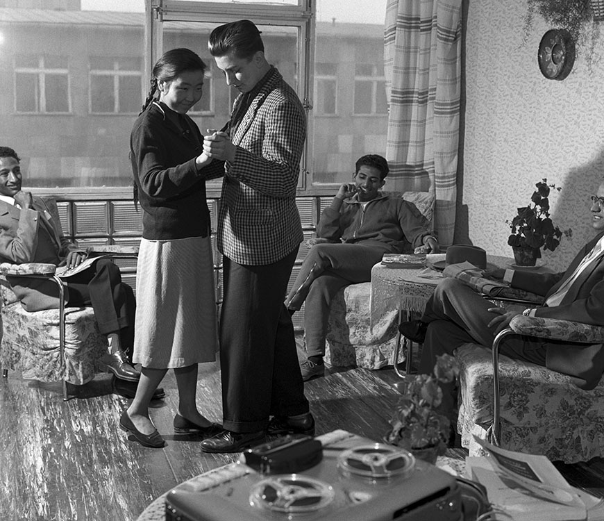 Cserediákok a külföldi hallgatók közös diákotthona társalgójában: egy mongol lány egy német fiúval táncol, körülöttük jemeni fiatalok ülnek. Budapest, 1960. október 14. MTI Fotó: Mikó László