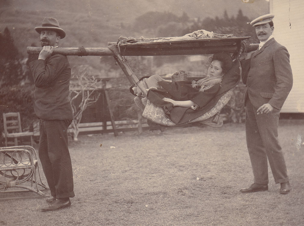 Elked és kollégája Wenger függőágyban viszik Antal feleségét (1903, Hakone)