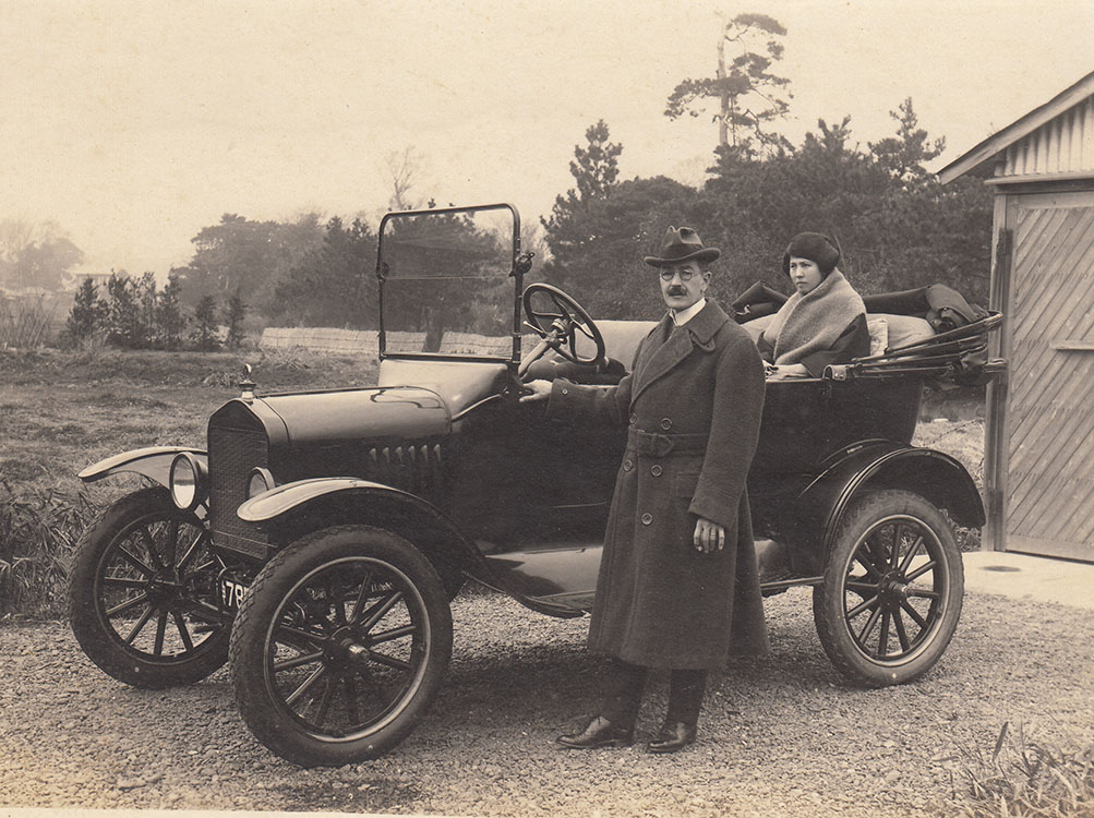 Elked Antal és felesége Mitsu Ford kocsijukkal (1912, Jokohama a házuk garázsa előtt)