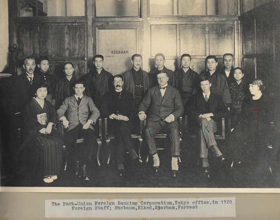 A Park-Union Foreign Banking Corporation munkatársai, elől a négy külföldi vezető (1920, Tokió)