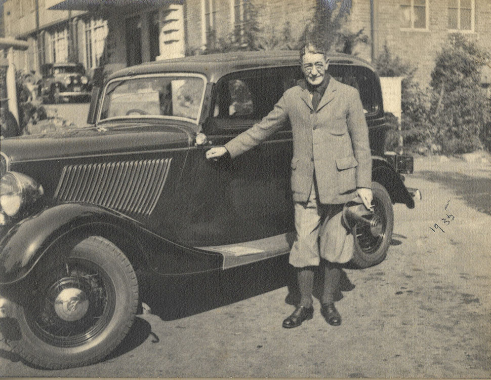 Elked Antal új Ford kocsijával (1935, Nikkó Kanaya hotel bejáratánál)