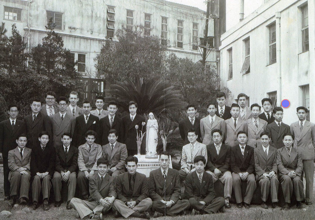 Fogadott fiuk, Elked Raymond az 1950-ben végzett osztály csoportképén (jobb oldalt jelölve. A kép forrása: http://www.sjcusachapter.com/sub01.htm)