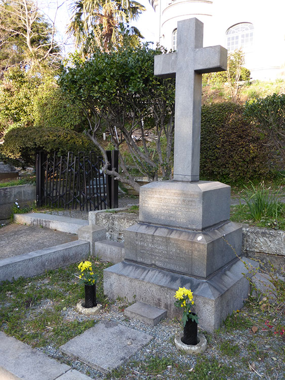 Az Elked család síremléke a Yokohama Foreign General Cemetery (Gaijin Bochi).