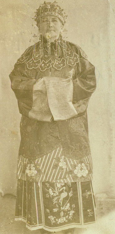 P. Szarvas édesanyja ajándék kínai selyemruhában, 1934-ben