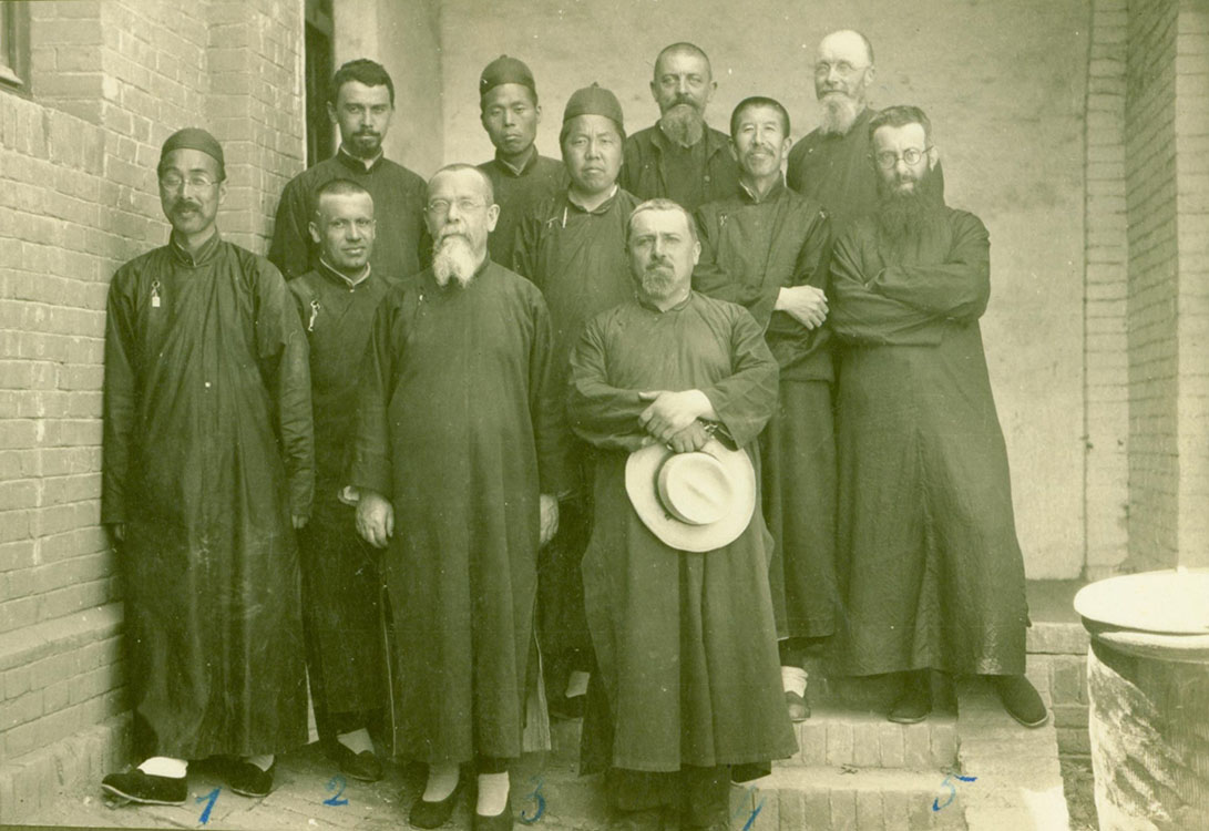 1.P. Jang, 2. P. Joliet, 3. P. Vagner, 4. P. Szarvas, 5. P. Szajkó. Második sor (balról jobbra): egy olasz páter, P. Liou, P. Hansitz (?) , P. d’Herbigny és két kínai páter