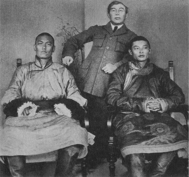 Damdin Sükhbaatar (balra), Vladimir Aleksandrovich Khuva (középen) és Khorloogiin Choibalsan (jobbra), Urga (Ulánbátor), 1921.