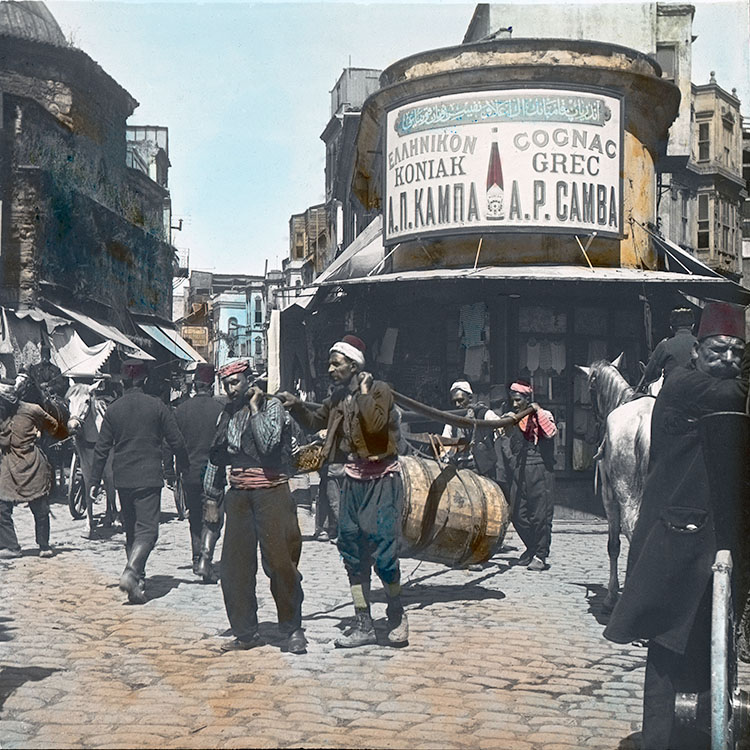 Konstantinápoly. Galata. / Török teherhordó hamálok. (1905-1906). Kézzel színezett sztereo üveg dia, 8,5x17 cm HFA_D4429© Szépművészeti Múzeum