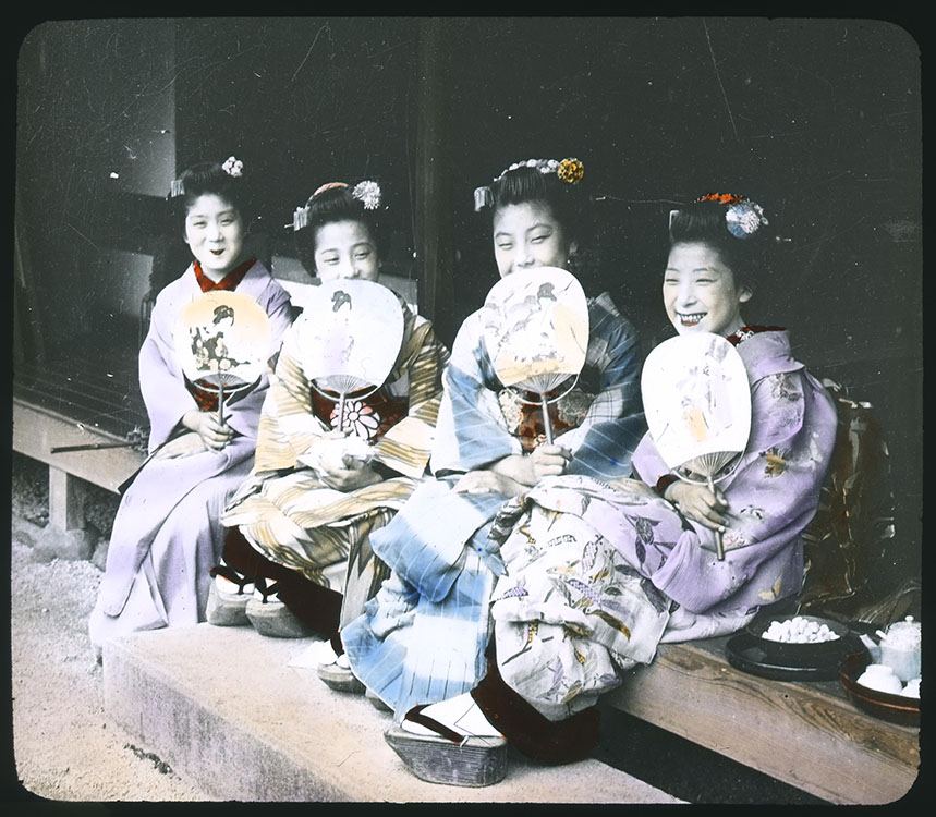 Bozóky Dezső: Kyotói gésák 1908 kézzel színezett üveg dia, 8x8 cm HFA_F2004.424 © Szépművészeti Múzeum
