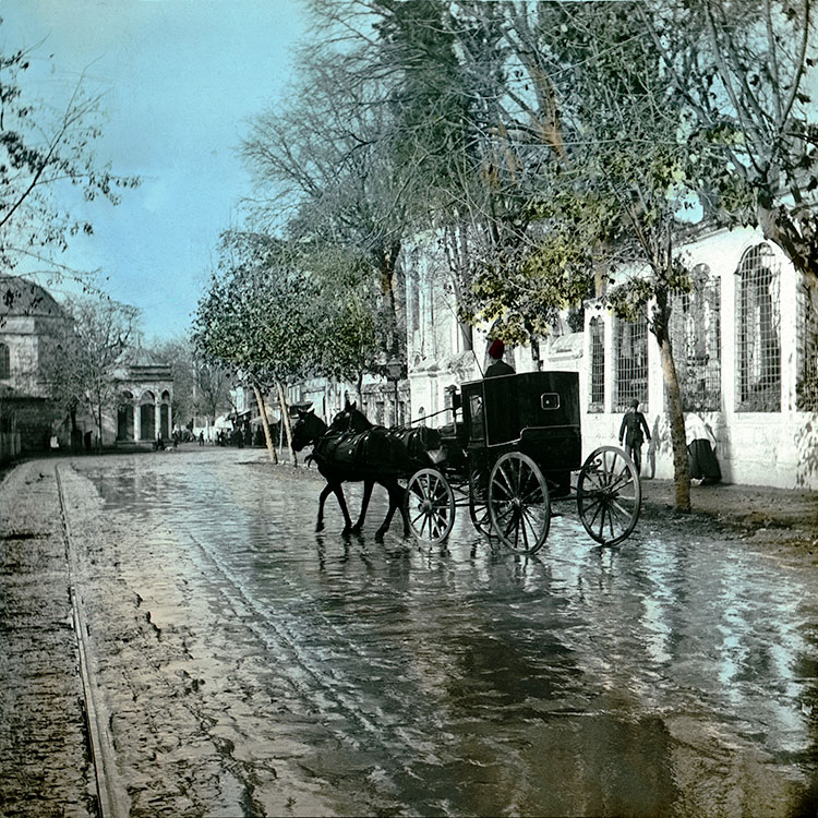 Konstantinápoly. A Díván jolu esős időben. Jobbra a Szinán pasa-türbe, bal oldalon Kara Musztafa pasa medreszéje (1905-1906) HFA D4529 © Szépművészeti Múzeum