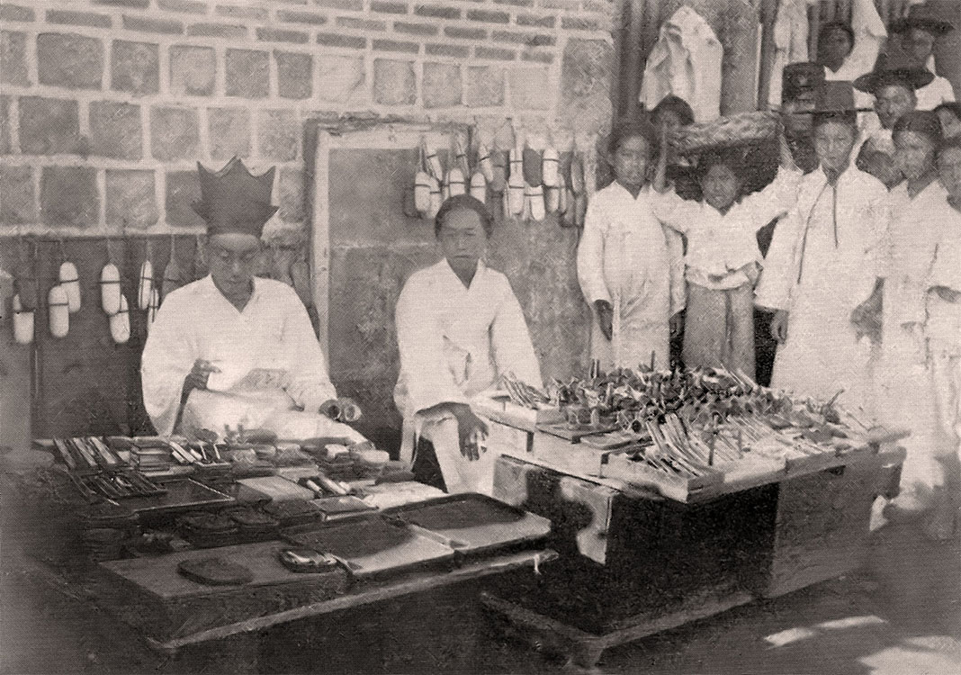 Bozóky Dezső: A szöuli bazárban, 1908. Megjelent Két év Keletázsiában (1911) I.517 (az eredeti fénykép nem maradt fenn)