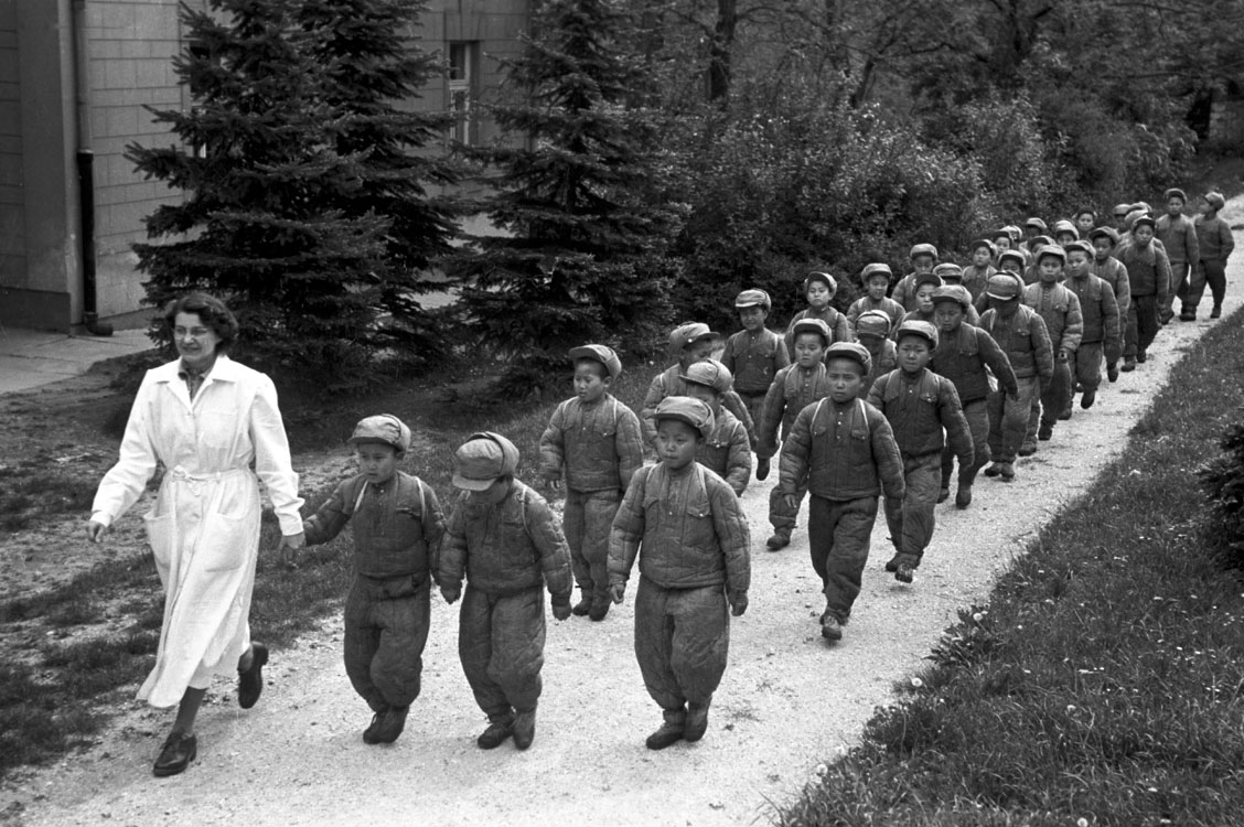 Szállásukra kísérik a hazánkba érkezett, árván maradt koreai gyerekek egy csoportját a Vörös Hadsereg útja 165. alatt megnyílt Pak Dej An gyermekotthonban. Budapest, 1953. május 8. MTI Fotó/Magyar Fotó: Bojár Sándor