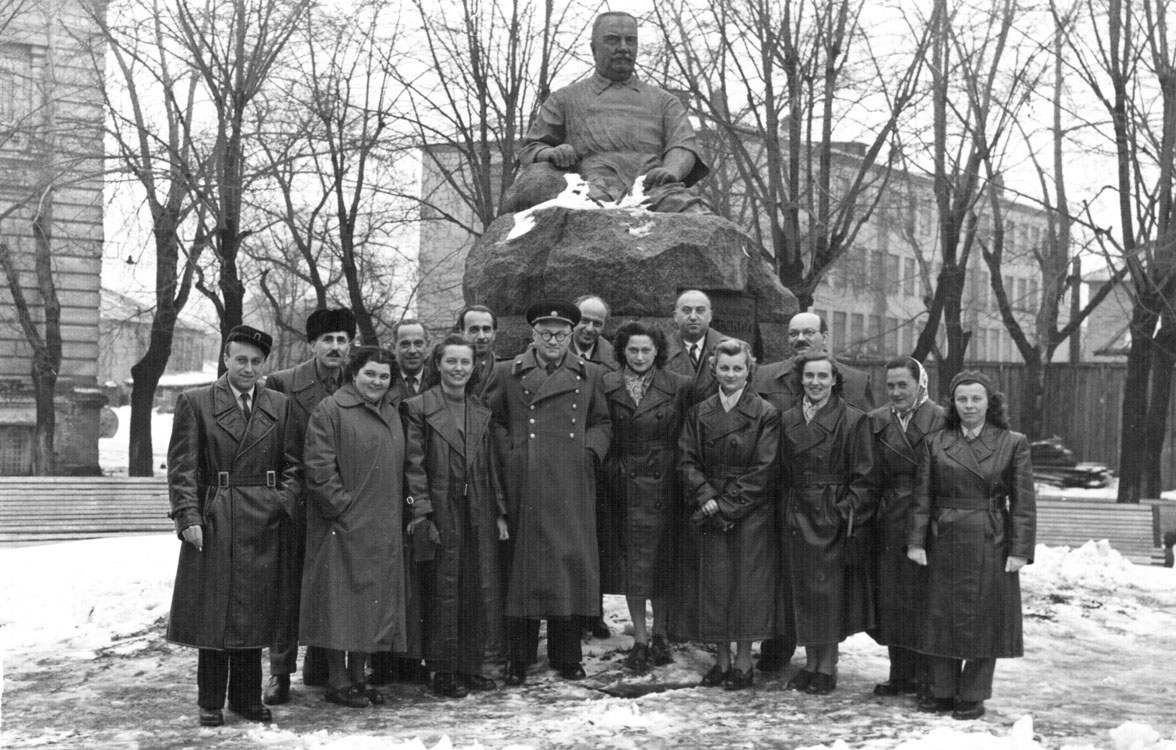 Szarivon, magyar orvoscsoport, a hátsó sorban jobbról a második dr. Hirschler Imre a csoport vezetője. 1954 Fortepan / Hirschler András