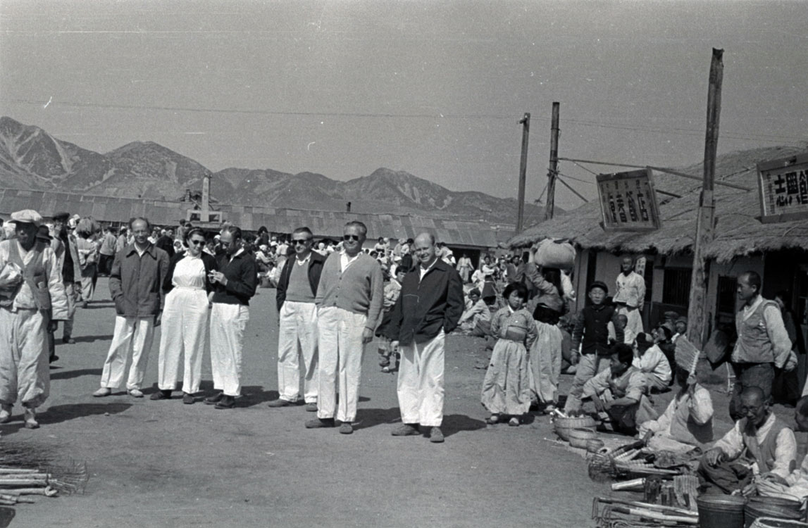 Szarivon, magyar orvosok csoportja a piacon. 1955 Fortepan / Lőrinczi Ákos