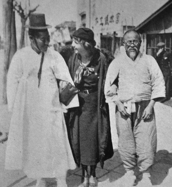 Geszty Júlia újságírónő (középen) Yun Chi-ho (jobbra) Szöulban. 1934.
