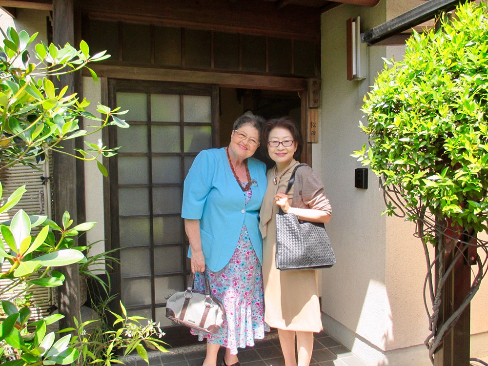 Vihar Judittal Waseda Mika háza előtt