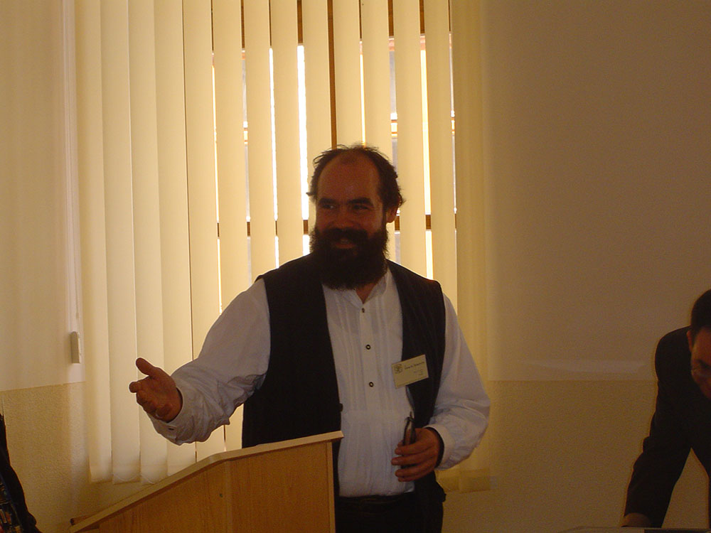 A Negyedik Nemzetközi Deuterokanonikus konferencián 2007 nyarán Pápán. A háttérben Matthew Goff (State University of Florida)