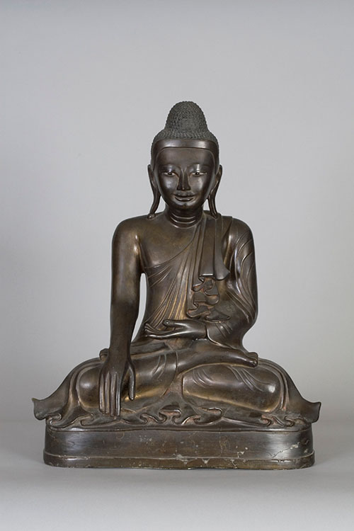 Ülő Buddha földet érintő tartásban (bhúmiszparsa-mudrában). Bronz. Burma, Mandalay-stílus, 19. század második fele. HFM_4202.001 © Szépművészeti Múzeum