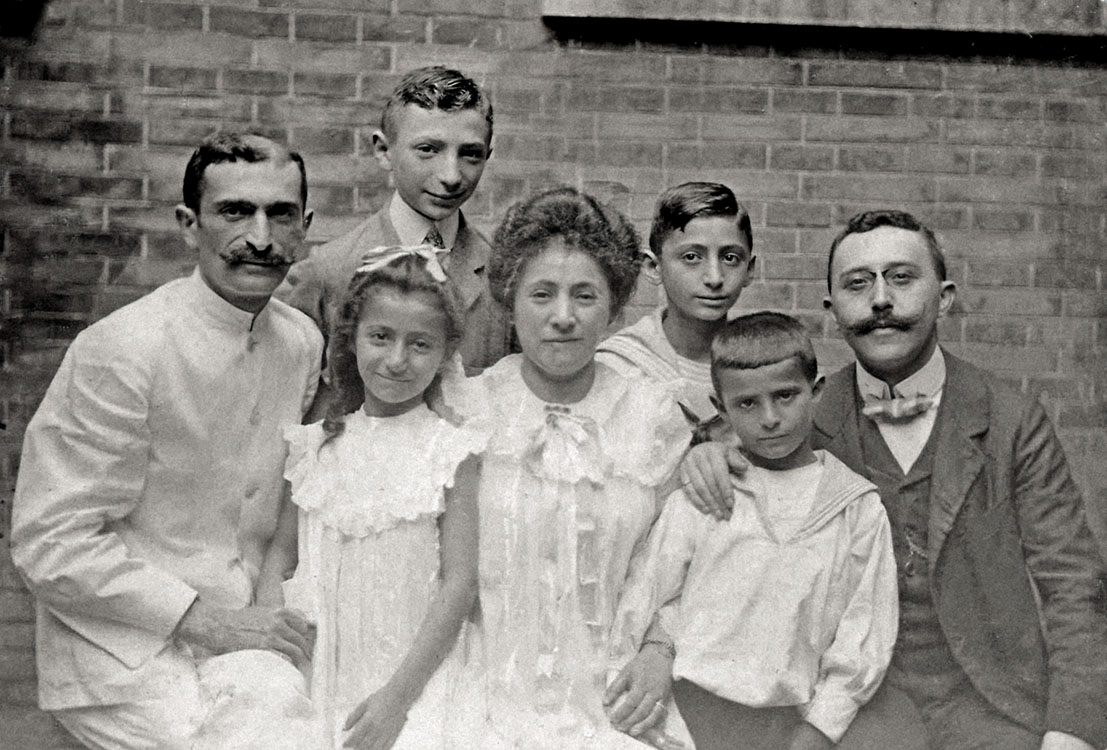 Izidor családjával és Arthur