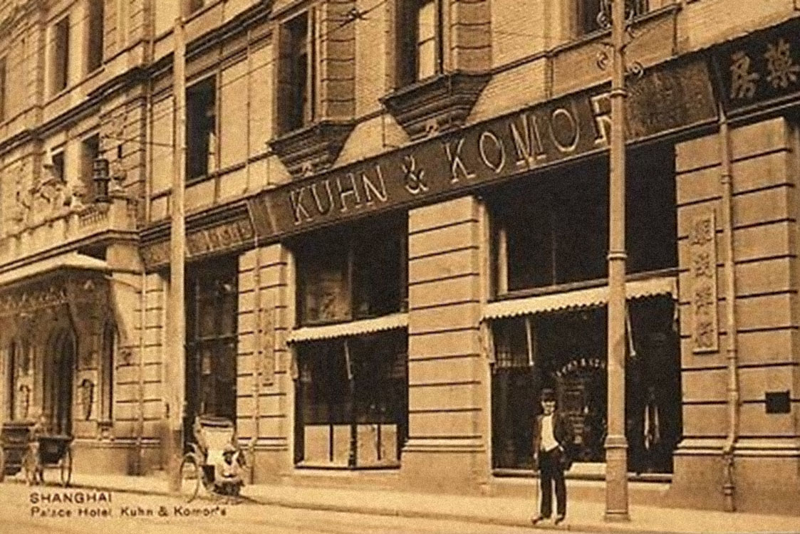 A Kuhn and Komor shanghai üzlete a Palace Hotelben 1906.