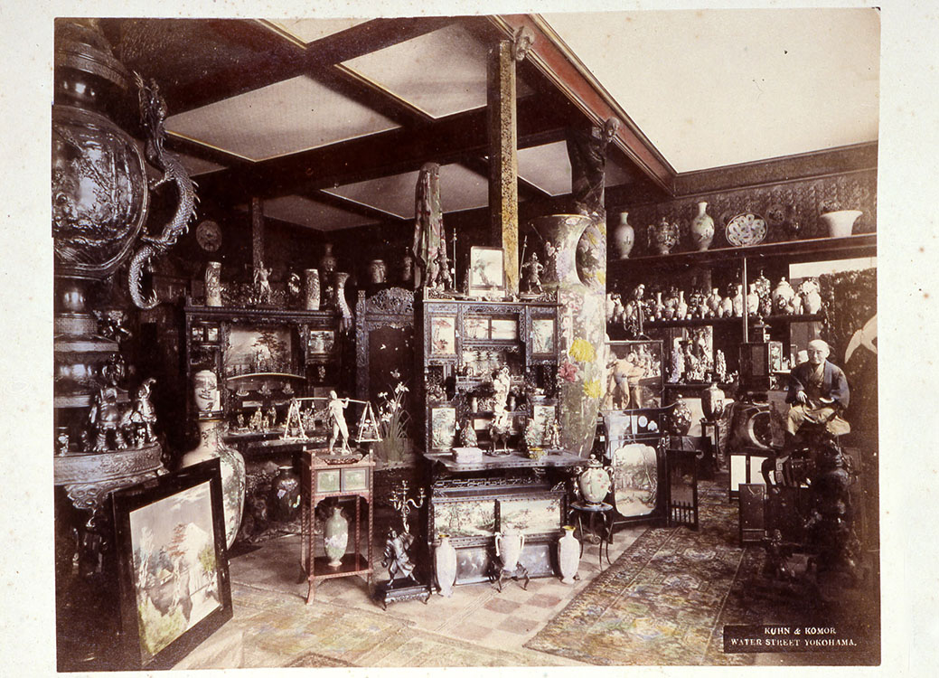 Kuhn & Komor curio üzlet belső kép (közlési jog megvásárolva, Yokohama Archives of History FA50-180-20)
