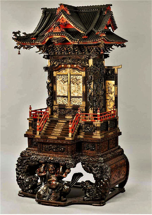 Lakkozott fa, elefántcsont és Shibayama-berakásos szentély (M:180 cm, Sz: 100 cm, fotó Bonhams árverés)