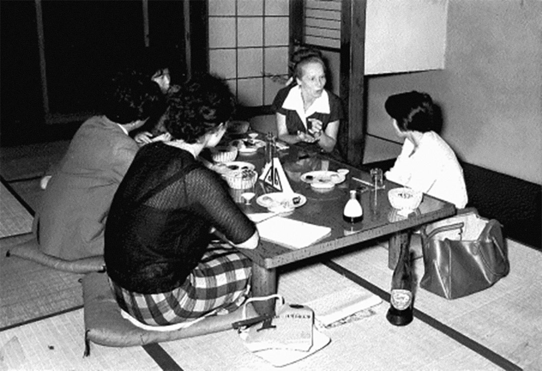 Bidzsucu Kjóiku interjú (Ide Norio háttal balra, Hani Kjóko, Sz. Vida Mária)