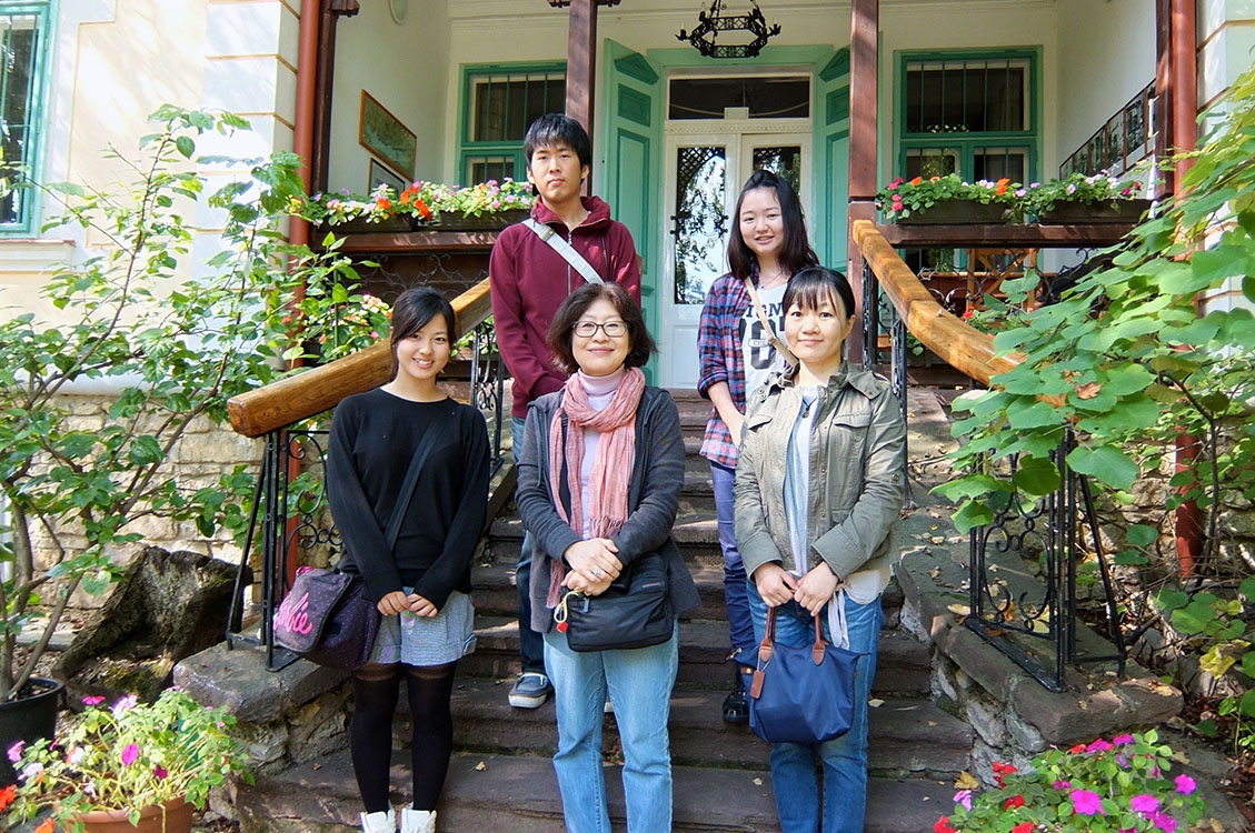 Waseda Mika budai lakása előtt, oszakai tanítványaival.
