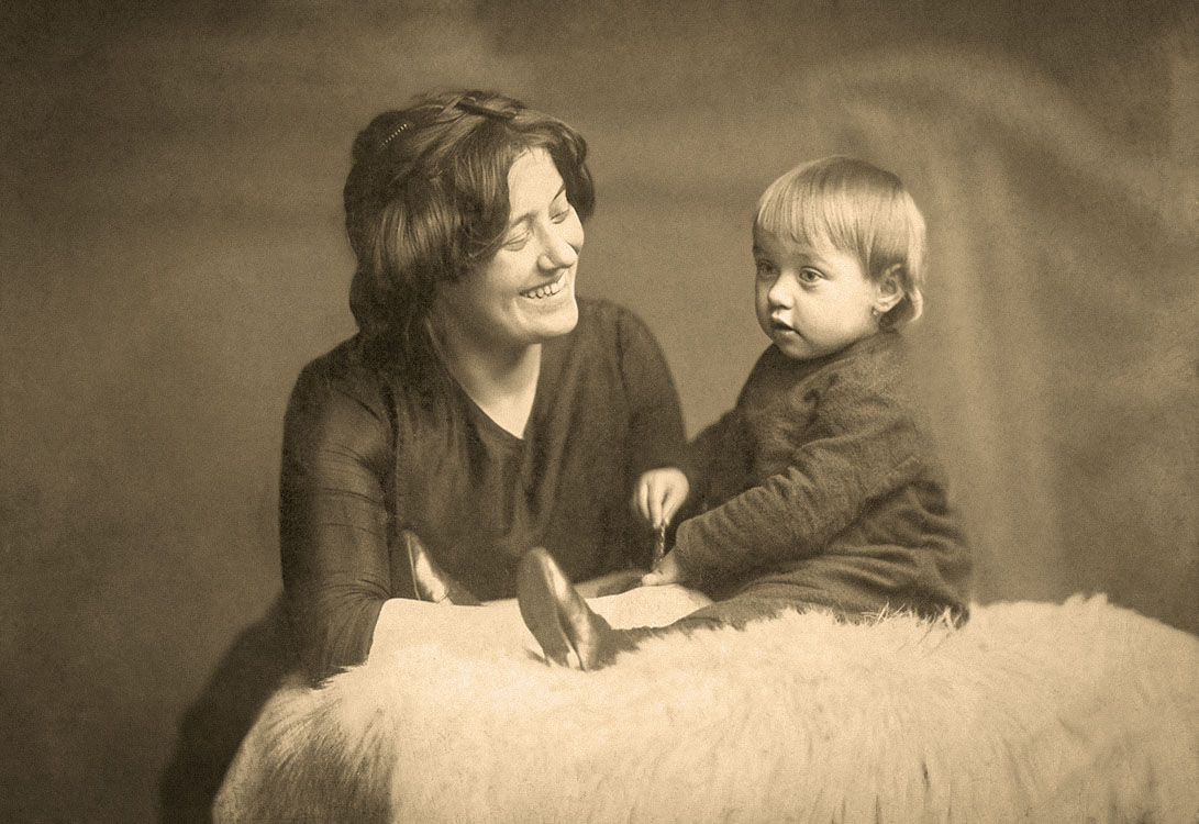 Brunner Erzsébet nagynénjével, Farkas Jolánnal másfél éves korában, Nagykanizsa, 1912