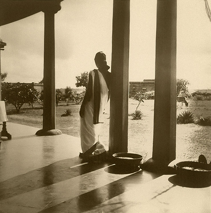 A Tátá-epület tornácán, Sántinikétan, 1930 körül
