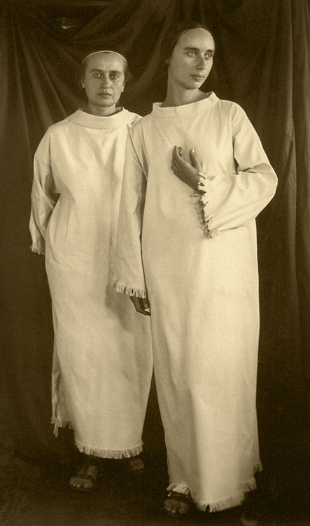 Édesanyjával háziszőttes ruhában, Tokió, 1937