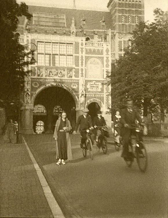 A Rijksmuseum előtt, Amszterdam, 1938