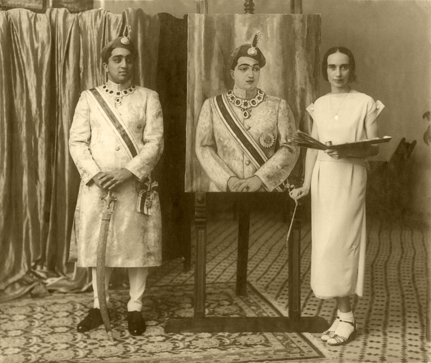Pratap Szingh Ráó mahárádzsa és Brunner Erzsébet az elkészült portréval, Baródá, 1939