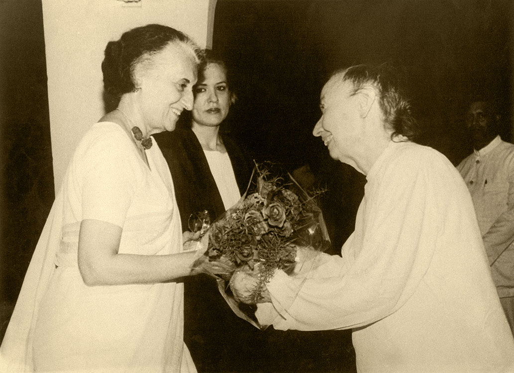Indirá Gándhí es Sonia Gándhí a Brunnerek kiállításán, Újdelhi, 1984