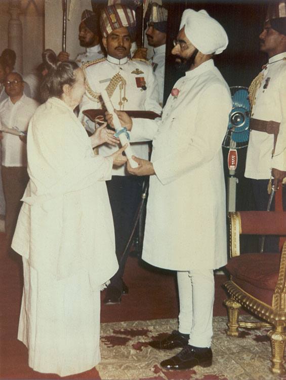 Brunner Erzsébet átveszi a Padma Srí díjat Dzsail Szingh köztársasági elnöktől, Újdelhi, 1985