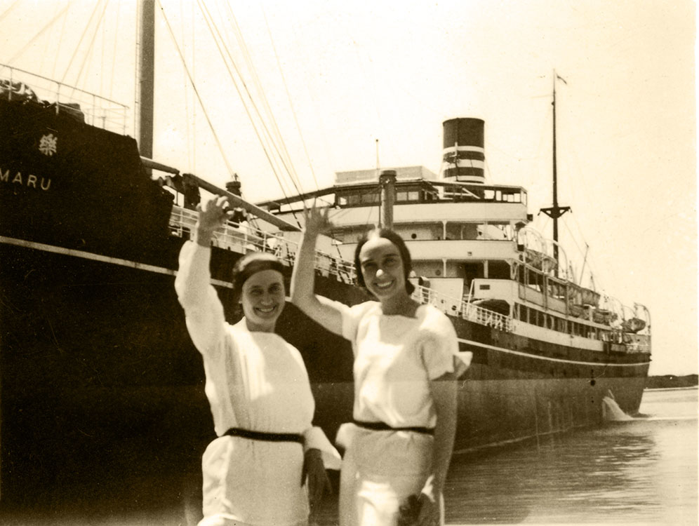 Az Amerikába tartó hajó előtt, 1937
