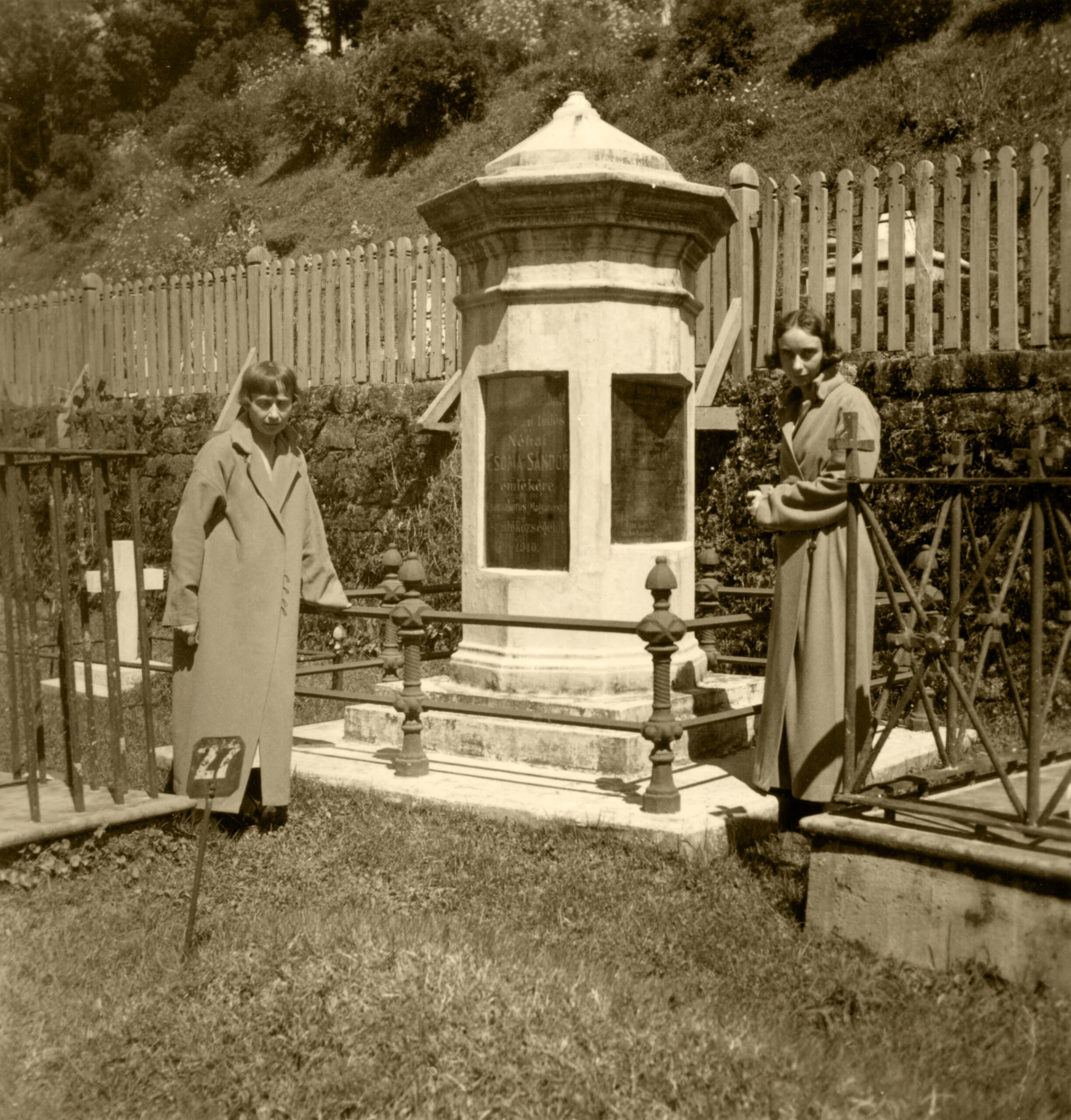 Sass Brunner Erzsébet és Brunner Erzsébet Kőrösi Csoma Sándor sírjánál, Dárdzsiling, 1939