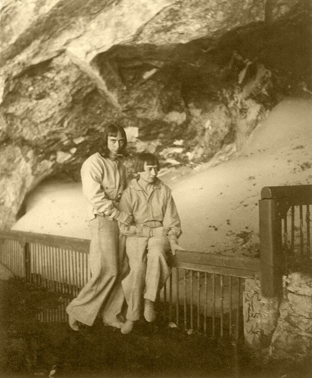 Sass Brunner Erzsébet és Brunner Erzsébet az Amarnáth-barlangban, Kasmír, 1940