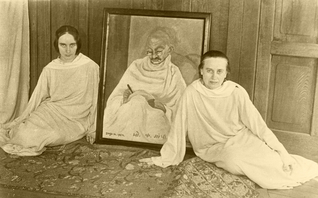Sass Brunner Erzsébet és Brunner Erzsébet Gandhi portréjával
