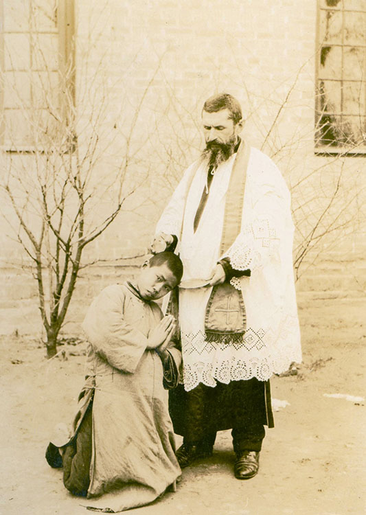 Páter Lischerong egy tanítványával