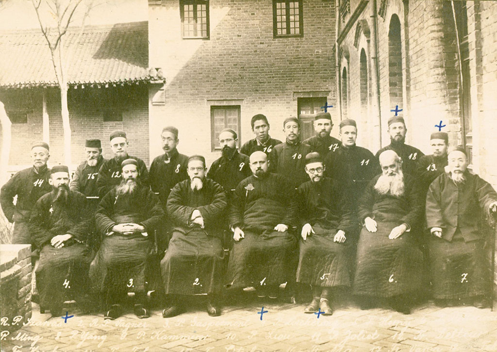 Páter Lischerong az ülő sorban balra az első